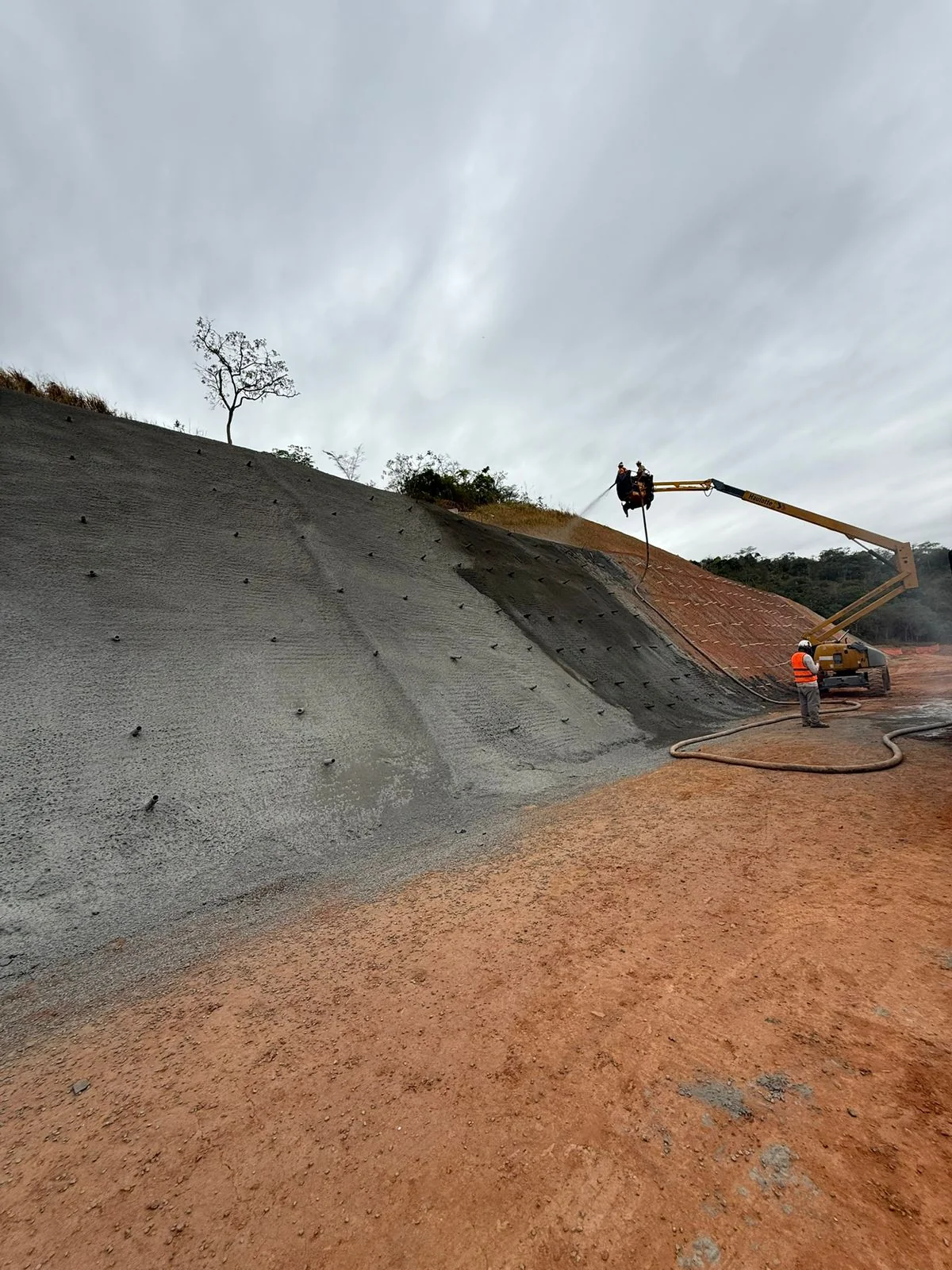 Projeto de contenção geotécnica para estabilização de terreno
