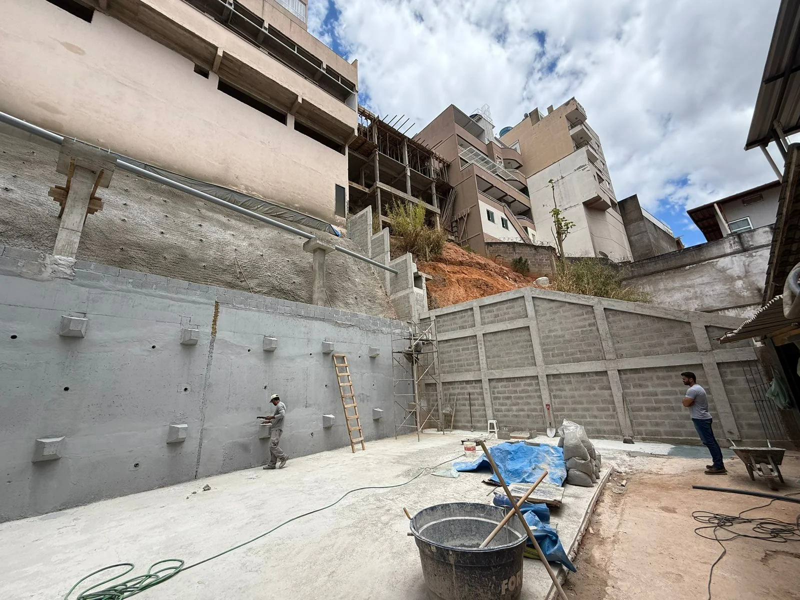 Obra de contenção executada pela engenharia geotécnica CAAL