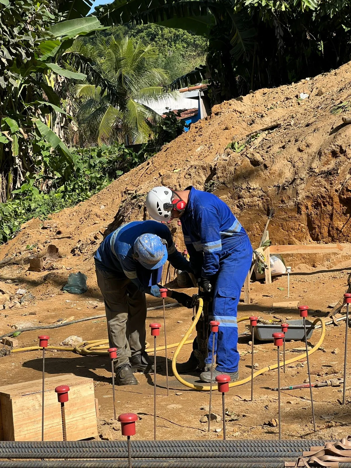 Equipe técnica da engenharia geotécnica CAAL atuando em obra